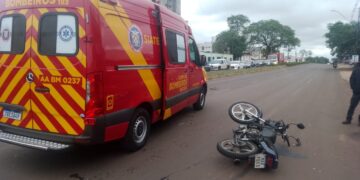 Acidente entre carro e moto deixa feridos e causa bloqueio na Avenida General Meira
