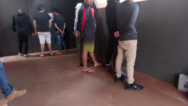 Oito homens e três mulheres foram presos - Foto: Leandro Zanotto