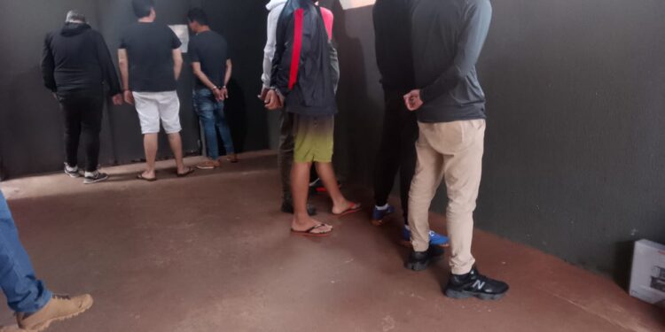 Oito homens e três mulheres foram presos - Foto: Leandro Zanotto