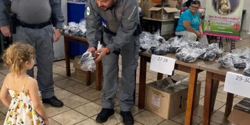 Ação solidária transforma trabalho de presos em esperança para crianças em Foz do Iguaçu