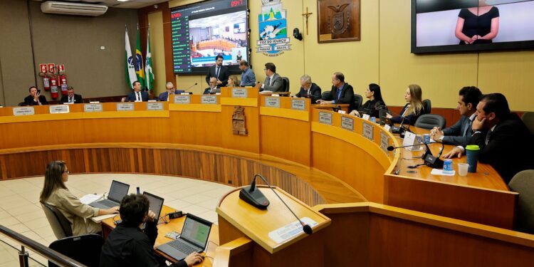 Câmara aprova contas de Chico Brasileiro referentes a 2023 após votação apertada