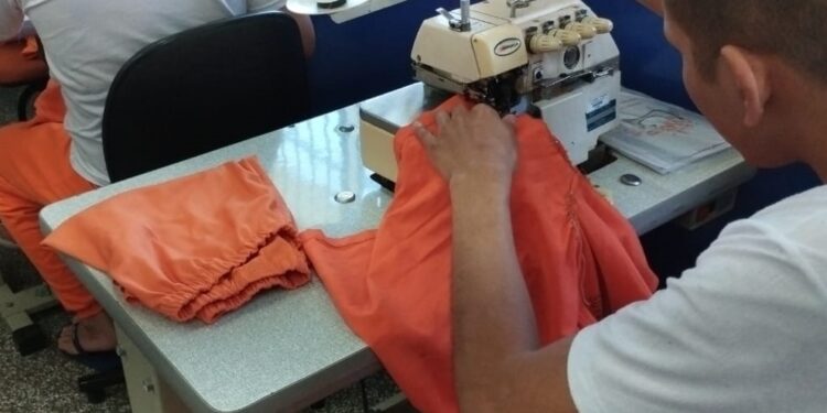 Custodiados do sistema prisional são capacitados para o trabalho na indústria têxtil