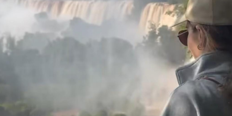 Emilia Clarke visita Cataratas e encanta fãs com registros nas redes sociais