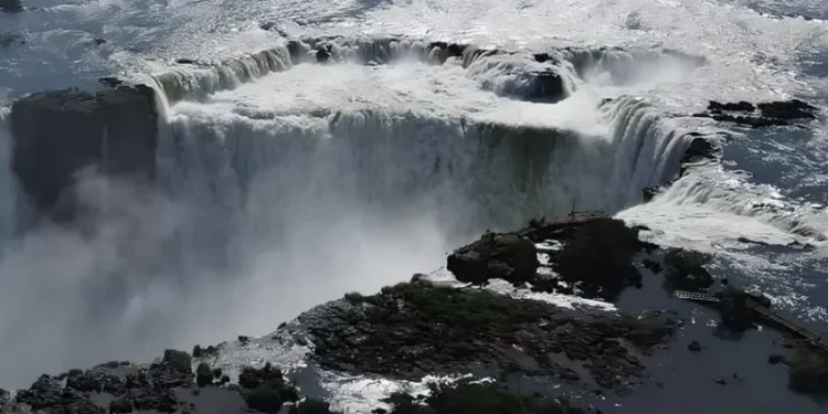 Argentina fecha Circuito Garganta do Diabo após aumento do nível do rio Iguaçu