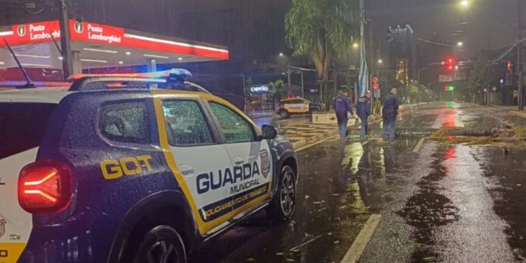 Defesa Civil emite alerta de tempestade com risco de granizo e ventos de até 100 km/h