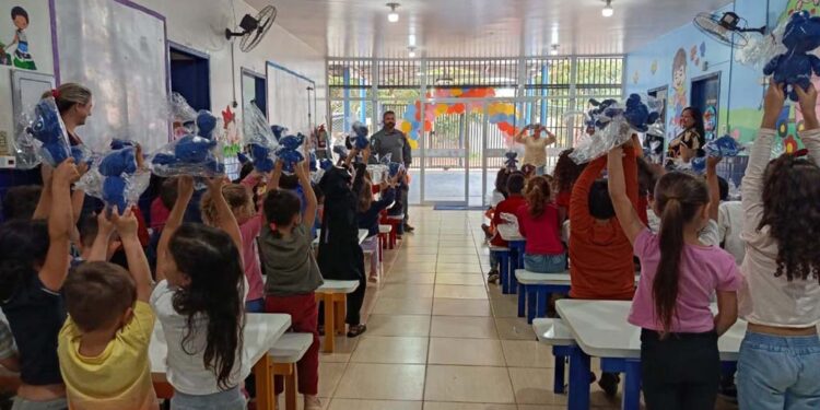 Crianças de Foz recebem mais de 4 mil bonecos feitos por presos