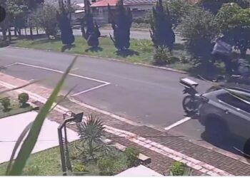 Câmeras de segurança registram grave acidente com motociclista em Foz do Iguaçu