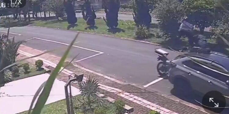 Câmeras de segurança registram grave acidente com motociclista em Foz do Iguaçu