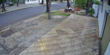 Moto é furtada em Campos do Iguaçu; câmeras registraram a ação do criminoso