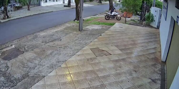 Moto é furtada no Campos do Iguaçu; câmeras registraram a ação do criminoso