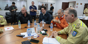 Governo envia força-tarefa com 50 bombeiros e ambulâncias para Rio Bonito do Iguaçu após tornado