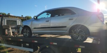 Assaltantes utilizaram o veículo para atingir outros automóveis, forçando as vítimas a para - Foto: Leandro Zanotto