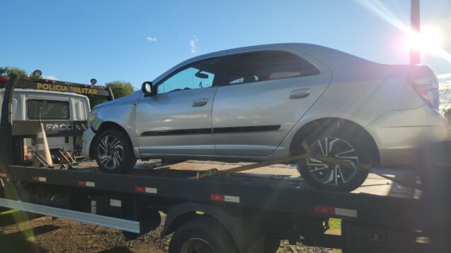 Assaltantes utilizaram o veículo para atingir outros automóveis, forçando as vítimas a para - Foto: Leandro Zanotto