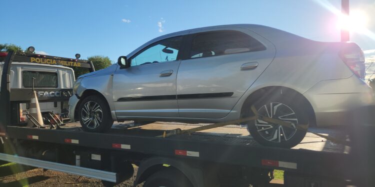 Assaltantes utilizaram o veículo para atingir outros automóveis, forçando as vítimas a para - Foto: Leandro Zanotto