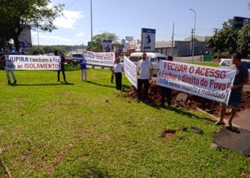 Moradores e empresários protestam por reabertura do acesso ao Jardim Jupira