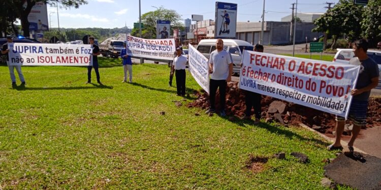 Moradores e empresários protestam por reabertura do acesso ao Jardim Jupira