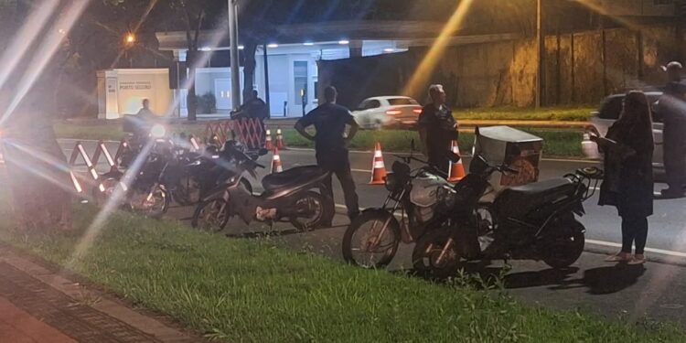 Operação Cavalo de Aço aborda 152 veículos e recolhe 45 ao pátio em Foz do Iguaçu