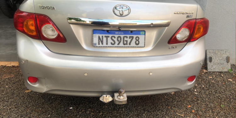 Mulher tem carro levado em assalto no estacionamento de posto de saúde no bairro Sol de Maio