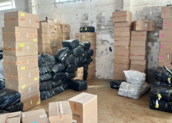 Receita Federal descobre depósito clandestino com milhares de tênis falsificados