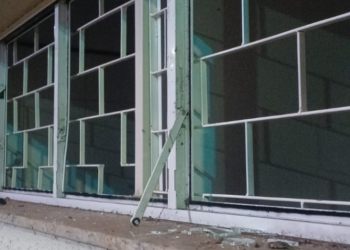 Flagrado por câmeras, homem é detido após furtar janelas de prédio público na Praça da Paz