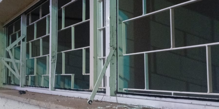 Flagrado por câmeras, homem é detido após furtar janelas de prédio público na Praça da Paz