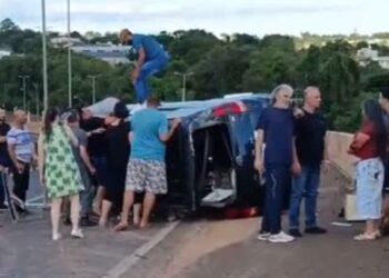 Van capota na BR-277, no viaduto da Avenida Costa e Silva, e três pessoas ficam feridas
