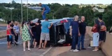 Van capota na BR-277, no viaduto da Avenida Costa e Silva, e três pessoas ficam feridas