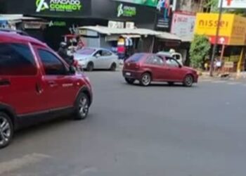 Brasileira atropela guarda de trânsito no microcentro de Ciudad del Este