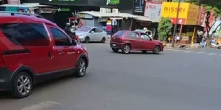 Brasileira atropela guarda de trânsito no microcentro de Ciudad del Este