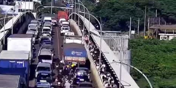 Mais de 23 mil pessoas já atravessam a Ponte da Amizade no início da Black Friday, aponta Receita Federal