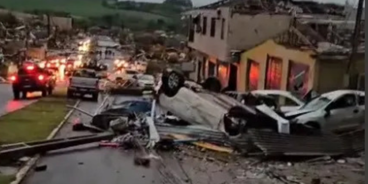 Tornado devasta Rio Bonito do Iguaçu e deixa rastro de destruição