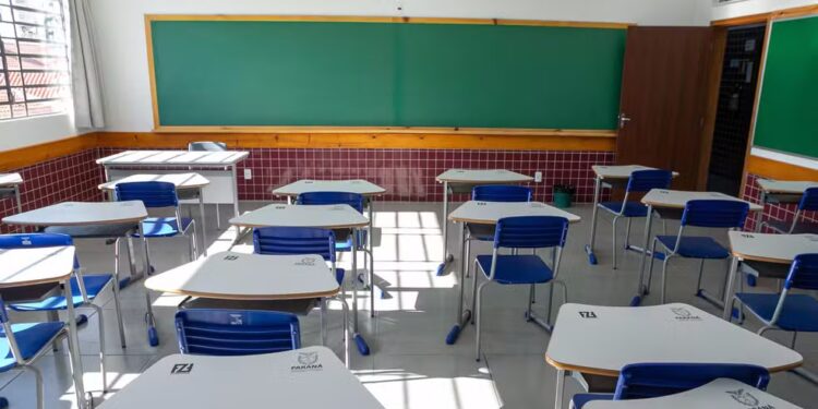 Professor é preso em flagrante por abusos contra alunos em escola de Foz do Iguaçu