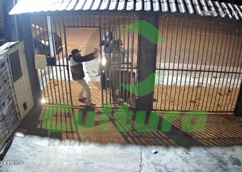 Assalto é flagrado por câmeras na saída de hotel na Vila Portes