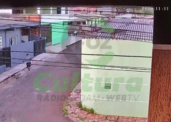 Homem foge da polícia após carregar contrabando de cigarros eletrônicos na Favela do Queijo