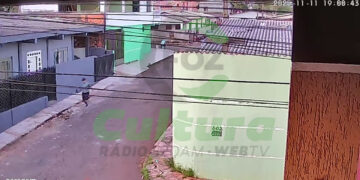 Homem foge da polícia após carregar contrabando de cigarros eletrônicos na Favela do Queijo