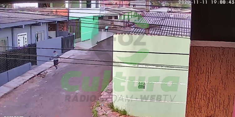 Homem foge da polícia após carregar contrabando de cigarros eletrônicos na Favela do Queijo