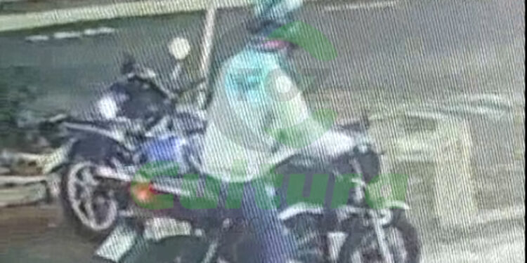 Criminoso furta motocicleta em plena luz do dia no Centro de Foz do Iguaçu