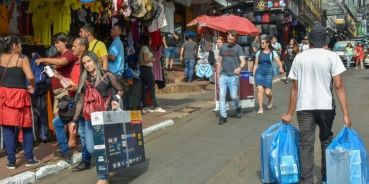 Primeiro dia de Black Friday tem ponte congestionada de carros e pedestres