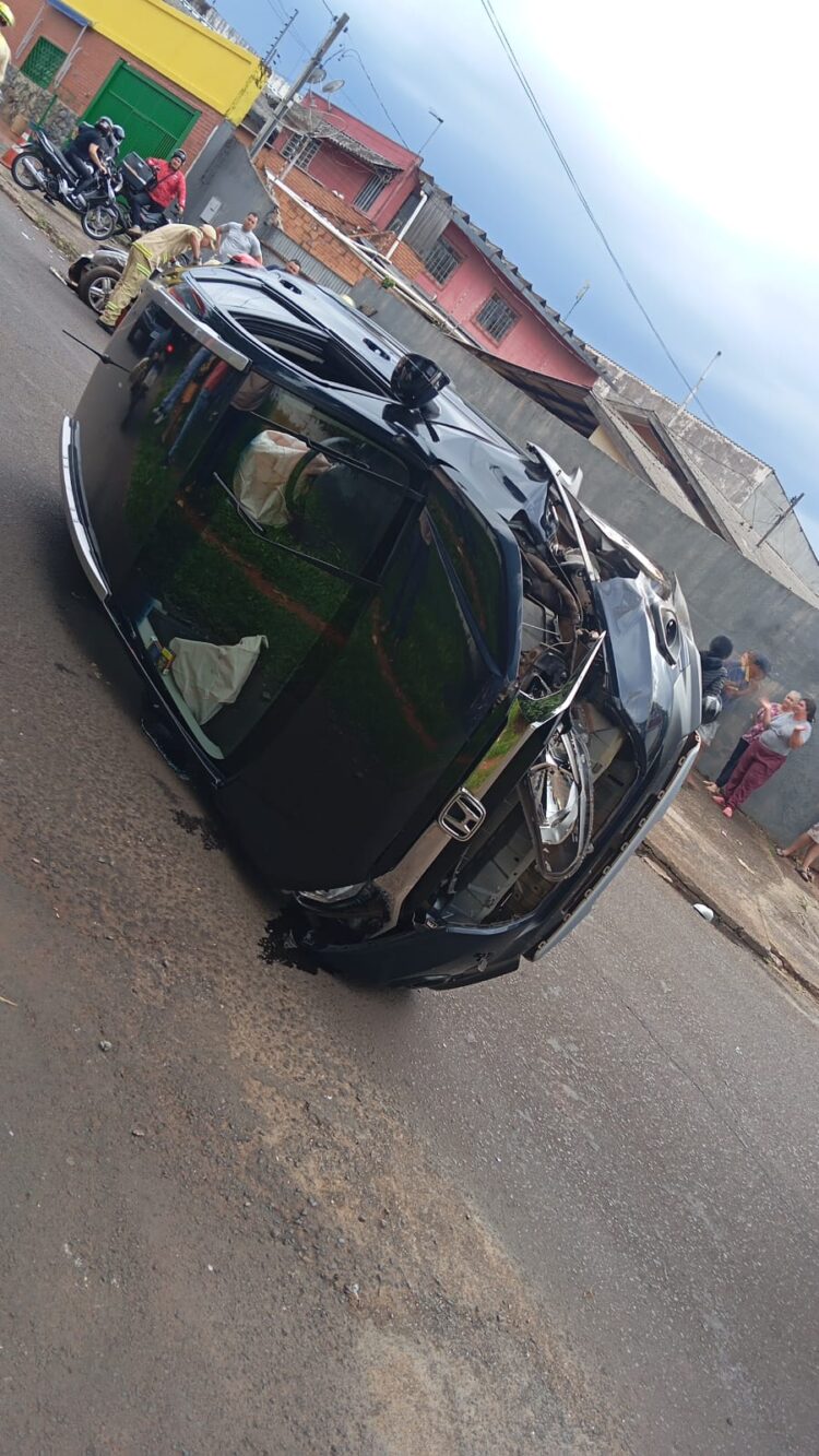 Batida violenta entre carros deixa uma pessoa ferida no Jardim São Paulo