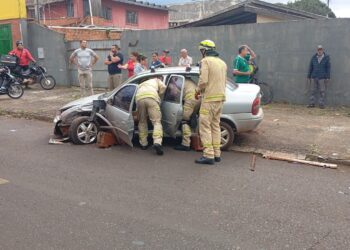 Batida violenta entre carros deixa uma pessoa ferida no Jardim São Paulo