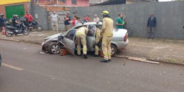 Batida violenta entre carros deixa uma pessoa ferida no Jardim São Paulo