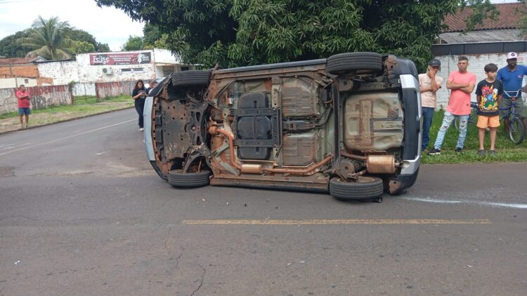 Batida violenta entre carros deixa uma pessoa ferida no Jardim São Paulo