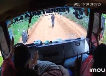 Caminhão é alvo de criminosos armados durante assalto no Paraguai