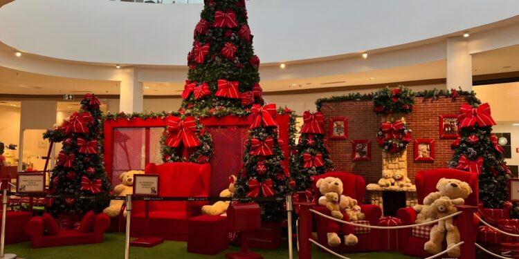 Magia do Natal toma conta do Catuaí Palladium com decoração especial e chegada do Papai Noel