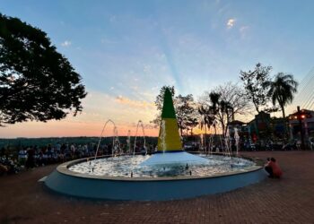 Turistas lotam o Marco das Três Fronteiras em outubro e atração registra crescimento recorde