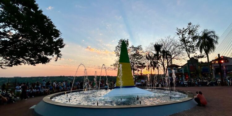 Turistas lotam o Marco das Três Fronteiras em outubro e atração registra crescimento recorde