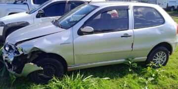 Ladrão arrependido? Carro furtado reaparece no mesmo local 24 horas depois, mas batido