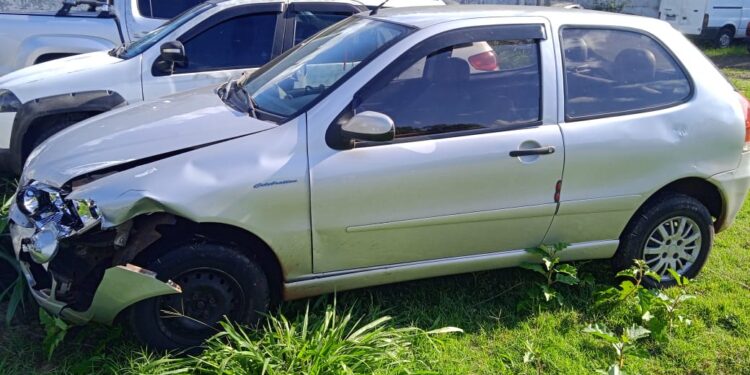 Ladrão arrependido? Carro furtado reaparece no mesmo local 24 horas depois, mas batido
