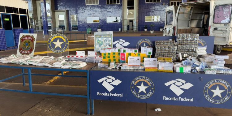 Celulares, botox e anabolizantes são apreendidos em van na Ponte da Amizade