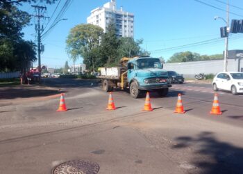 Mulher morre atropelada por caminhão em grave acidente na Avenida General Meira